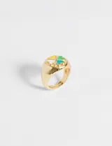 Anillo ajustable de cobre dorado con diseño de cuatro corazones en colores rosa y rojo.