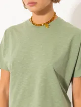 Remera blanca de algodón de corte recto y mangas cortas.