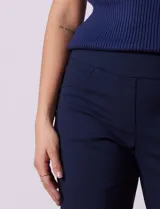 Pantalón capri amarillo de gabardina elastizada marca Ruby Rd, con pretina ancha elastizada, bolsillos delanteros simulados y bolsillos traseros aplicados.