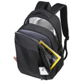 Mochila negra con bolsillos frontales verticales, laterales de rejilla y faja trasera para sujetarla a la valija.