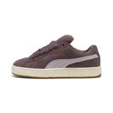 Championes Puma Suede XL color uva, con franja lateral gris y suela color crema.