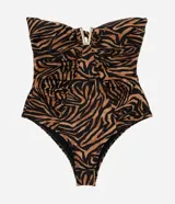 Malla enteriza strapless con estampado animal print de zebra en tonos marrones y negros. Presenta un adorno metálico en forma de V en el centro del busto y copas removibles.