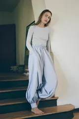 Camiseta entallada gris de manga larga, confeccionada en hilatura con algodón y cuello redondo.