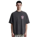 Remera gris de algodón con estampa en el pecho con el logo de la marca Critical Slide. Corte clásico y cuello redondo.