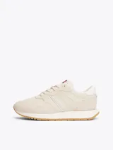 Zapatillas Tommy Jeans de estilo retro, color crema, con exterior de ante, interior de poliéster y suela de EVA.