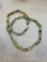 Collar corto de doble vuelta con cuentas irregulares de cuarzo turmalinado.