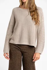 Sweater color beige de tejido de punto calado con lurex, de corte holgado y cuello redondo.