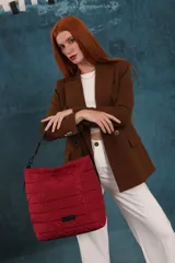 Cartera capitoneada color negro, con diseño geométrico y asa resistente. Amplia y cómoda, ideal para el uso diario.