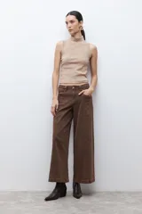 Jean culotte color chocolate, de corte ancho y tiro medio, con costuras verticales en la parte delantera y bolsillos laterales.