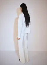 Pantalón de corte recto color blanco.