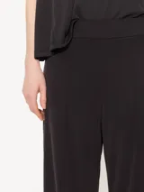 Pantalón palazzo negro de tela de punto con cintura elastizada.