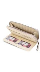 Billetera larga color beige de símil cuero, con cierre perimetral y bolsillo trasero con cierre.