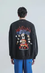 Buzo negro de frisa con calce oversize y estampa de Mickey Mouse vestido de chef sobre un círculo azul.