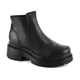 Bota corta de cuero negro, con plataforma y taco cuadrado.
