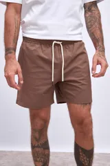 Short de baño marrón con cordón ajustable en la cintura.