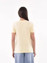 Remera blanca de algodón con estampado de cerezas rojas y texto "Mon Cheri".
