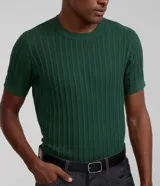 Remera de manga corta y cuello redondo, color azul marino, con tejido texturizado de punto acanalado vertical.