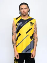 Musculosa deportiva de poliéster estampada en amarillo y negro con diseño geométrico y escudo del Club Atlético Peñarol.