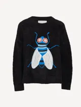 Sweater tejido en hilado de pelo largo color crudo, con bordado de mosca en el frente en tonos azul, negro y rojo.
