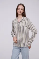 Camisa de manga larga con estampado a rayas en tonos neutros y corte holgado.