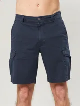 Bermuda cargo azul marino con bolsillos laterales con solapa y bolsillos delanteros y traseros.