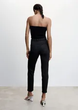 Pantalón de jean negro, corte mom, tiro alto, con cinco bolsillos y cierre de cremallera y botón.