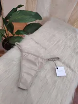 Microtanga color arena de algodón.