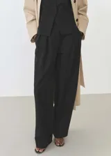 Pantalón de vestir negro de lyocell, corte recto y tiro alto.