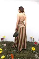 Falda larga de microtul estampado con rayas verticales en tonos marrón, verde y bordó.