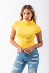 Chaleco amarillo con cuello alto y mangas cortas.