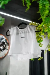 Musculosa blanca de algodón elastizado con logo estampado en el frente.