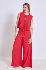 Pantalón palazzo rojo de tiro alto.