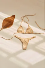 Conjunto de bikini verde esmeralda, con corpiño triangular de atar al cuello y espalda, con almohadillas desmontables, y bombacha colaless con laterales fijos.