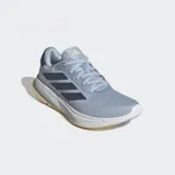 Championes de running Adidas Supernova Ease, color celeste con detalles en azul marino y blanco.