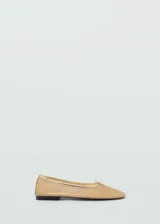 Zapato tipo bailarina color dorado, con tejido de malla y lazo decorativo en la punta.