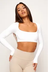 Top deportivo color verde oliva, de manga larga y escote cuadrado.