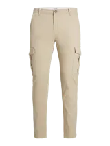 Pantalón cargo color beige con cierre de cremallera, bolsillos laterales con fuelle y bolsillos traseros con solapa.