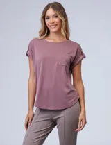Remera de modal color violeta, con hombros con charretera y botón, y bolsillo en la parte delantera.