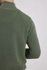 Cardigan azul de tejido de punto con cierre frontal y cuello alto.