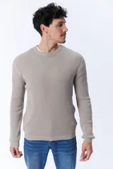 Buzo de punto texturizado color beige, confeccionado en 100% algodón.
