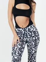 Pantalón alicrado con corte oxford y estampado animal print en tonos blanco, gris y negro.