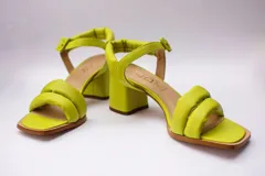 Sandalias de cuero negro con tiras puffy y taco bloque de 6 cm.