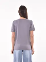 Remera blanca de algodón con estampado de limones y texto en azul.
