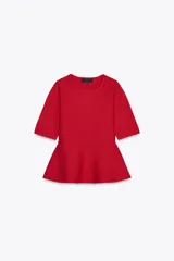 Top rojo de punto liso, con cuello redondo, manga corta y corte peplum.