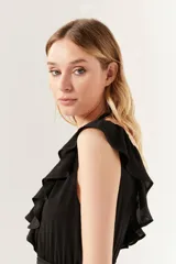 Vestido midi negro con cuello en V y volados en el escote y el ruedo.