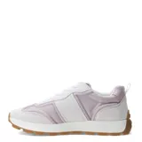 Zapatillas deportivas acordonadas color beige con detalles en blanco y suela marrón.