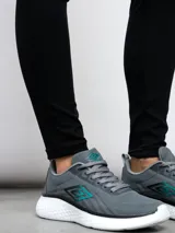 Calza deportiva negra con cintura alta con el logo de Umbro en gris.