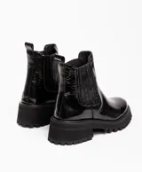 Botas Chelsea de cuero marrón con elástico lateral y suela track negra.