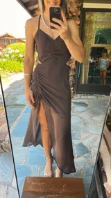 Vestido largo marrón con breteles finos, escote corazón y falda con frunces y tajo lateral.