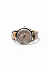 Reloj de pulsera con caja metálica color plomo, esfera marrón con números arábigos y correa de cuero sintético con estampado animal print.